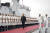 시진핑 중국 국가주석이 지난해 4월 23일 산둥성 칭다오에서 열린 인민해방군 해군 창설 70주년 기념 국제 관함식(해상 열병식)에서 구축함 시닝(西寧)호 승선에 앞서 의장대를 사열하고 있다. [AP=연합뉴스]