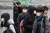 신종 코로나바이러스 감염증인 '우한 폐렴' 공포가 확산하는 가운데 28일 서울의 한 초등학교에서 마스크를 쓴 학생들이 하굣길을 나서고 있다.[연합뉴스]