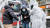 26일 봉쇄령이 내려진 중국 우한에서 보호장구를 입은 의료진이 환자를 부축하고 있다. [AP=연합뉴스]