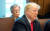 존 볼턴 미국 백악관 국가안보보좌관(왼쪽)이 지난 2018년 8월 백악관에서 각료회의를 주재하고 있는 도널드 트럼프 대통령을 바라보며 발언을 듣고 있다. [로이터=연합뉴스] 