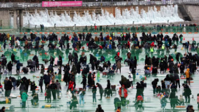 첫날 한국인 9만명, 외국인 8000명···산천어 축제는 해도되나