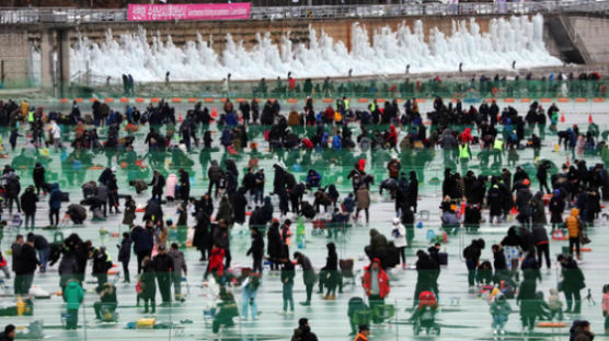 첫날 한국인 9만명, 외국인 8000명···산천어 축제는 해도되나