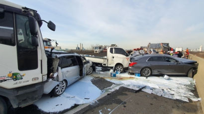 제2경인고속도로서 화물차 등 차량 8대 추돌…9명 부상