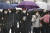 신종 코로나바이러스가 확산 일로인 가운데 28일 중국인 관광객이 마스크를 쓴 채 일본 도쿄의 번화가인 긴자 거리를 걷고 있다. [AP=연합뉴스]