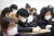 29일 부산 북구에 있는 양덕여자중학교에서 학생들이 신종 코로나바이러스 감염증 예방을 위해 마스크를 쓰고 수업하고 있다. [연합뉴스]