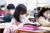 지난 28일 개학한 대구의 한 초등학교 교실에서 학생들이 수업시간에 마스크를 쓰고 있다.[뉴스1]