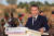 에마뉘엘 마크롱 프랑스 대통령이 지난해 12월 22일 서아프리카 니제르의 수도 니아메를 방문해 IS의 공격으로 숨진 니제르 군인을 추모하며 서아프리카 지역에서 진행하고 있는 프랑스의 대테러작전에 대해 설명하고 있다. [로이터=연합뉴스]