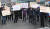 30일 오후 중국 우한에서 귀국하는 교민들이 수용될 충남 아산 경찰인재개발원 앞 도로에서 아산 주민이 아산지역 수용 철회를 촉구하고 있다. [뉴스1]