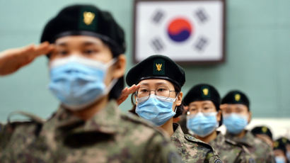 [서소문사진관]마이크 쥔 사람만 열외···‘마스크 입소식’ 열린 간호사관학교