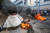 미국의 중동 평화안에 반대하는 팔레스타인의 한 시위자가 타이어를 불태운 후 손가락으로 ‘V’ 표시를 하고 있다.［AFP=연합뉴스］ 