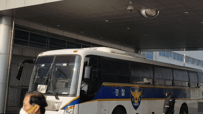 12시간 공항·비행기에 갇힌 우한 교민…채팅방서 서로 응원