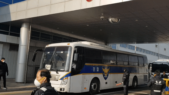 12시간 공항·비행기에 갇힌 우한 교민…채팅방서 서로 응원