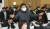충북 진천군의 한 군민이 30일 오후 한국교육개발원에서 열린 진영 행정안전부 장관과의 간담회에서 항의하고 있다. [뉴스1]