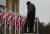 브렉시트를 하루 앞둔 30일 오후 영국 런던 국회의사당 광장의 윈스턴 처칠의 동상 앞에 영국 국기가 펄럭이고 있다. [AP=연합뉴스] 
