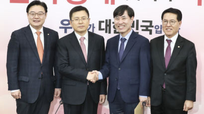 한국당 "우리도 없어 난리인데"···마스크 300만개 中지원 논란