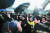 진영 행안부 장관이 30일 우한 교민 임시거주 시설인 충남 아산 경찰인재개발원을 찾아 주민들의 거센 항의와 계란 세례를 받았다. [뉴시스]