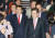 황교안 자유한국당 대표(오른쪽)가 의원들과 함께 30일 서울 여의도 국회 의원회관에서 열린 ‘2020년 총선 필승 당 광역·기초의원 워크숍’에 참석하고 있다. 왼쪽은 심재철 원내대표. [뉴시스]