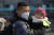 지난 25일 중국 베이징의 한 도심에서 중국 시민이 마스크를 쓴 채 아이를 데리고 가고 있다.[EPA=연합뉴스]