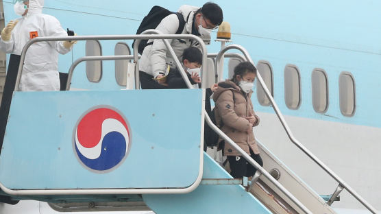 [서소문사진관]'아빠 손 꼭 잡고' 사진으로 본 우한 교민 2차 입국