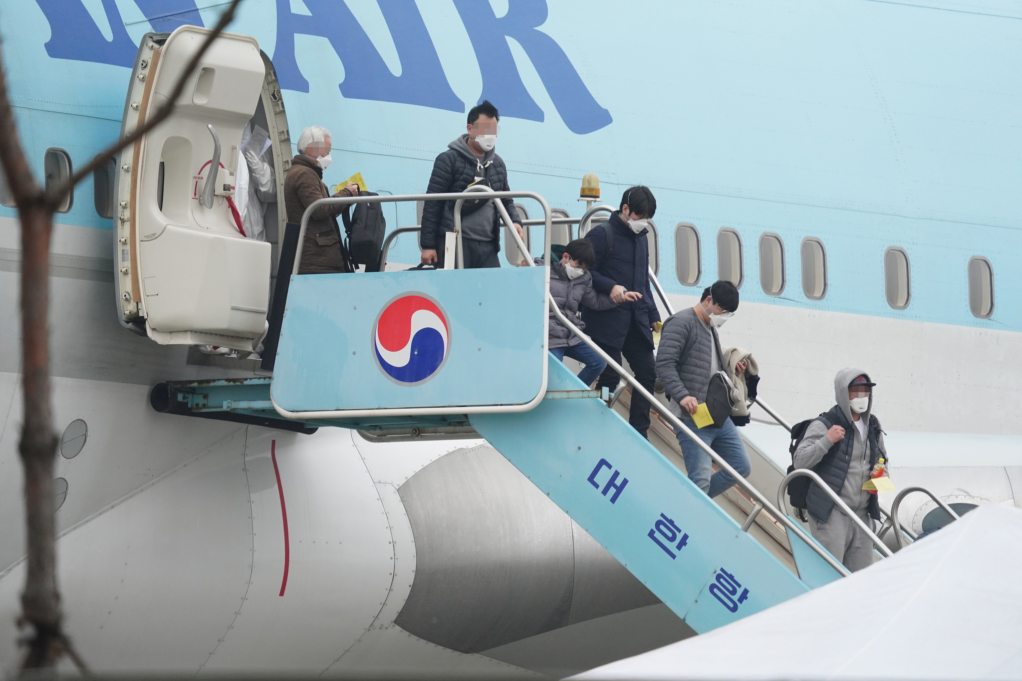 중국 후베이성 우한에 거주 중인 교민들을 태운 2차 전세기가 1일 오전 김포공항에 도착해 탑승자 들이 트랩을 내려오고 있다. [연합뉴스]
