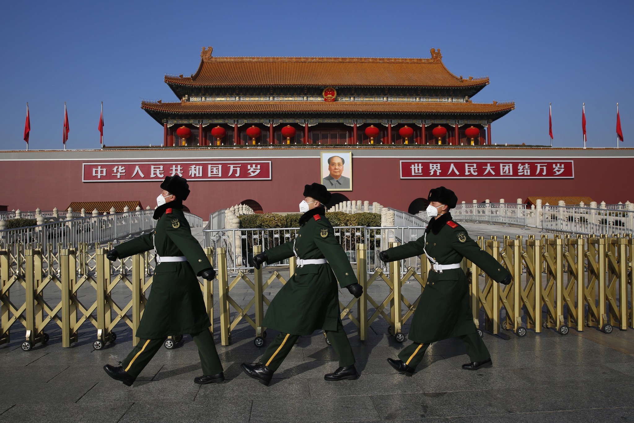 지난달 31일 중국 베이징 천안문광장에서 중국 공안이 마스크를 착용하고 경계 근무를 하고 있다. 이날 세계보건기구(WHO)는 신종 코로나바이러스 감염증에 대해 비상사태를 선포했다. {EPA=연합뉴스]