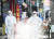 신종 코로나바이러스 감염증 확산이 우려되고 있는 2일 오후 경기도 수원시의 한 거리에서 팔달구 보건소 관계자들이 방역작업을 하고 있다. [연합뉴스]