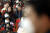 지난달 29일 부산 영도구 한국해양대학교에서 열린 해사대학 2019학년도 전기 학위수여식에서 '신종 코로나바이러스 감염증' 우려에 마스크를 쓴 졸업생과 축하객들이 행사진행을 지켜보고 있다. [연합뉴스]