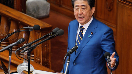 일본선 아베가 '코로나 전쟁' 총지휘…스캔들 덮는 효과도