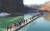 지난달 18일 강원 철원군 한탄강 일원에서 개막한 '철원 한탄강 얼음트레킹 축제'에 참가한 관광객들이 부교 위를 걷고 있다. [연합뉴스]