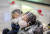 1일(현지시간) 광저우 바이윈공항에 마스크와 페트병으로 중무장한 아이들이 입국하고 있다. [EPA=연합뉴스]