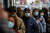 지난 1일 홍콩의 한 거리에서 사람들이 마스크를 쓰고 다니는 모습.[AFP=연합뉴스]