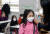 3일 오전 개학한 부산 부산진구 양정초등학교에서 선생님이 신종 코로나바이러스 감염증 예방을 위해 어린이들의 체온을 측정하고 있다. [연합뉴스]