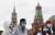 26일(현지시간) 러시아 모스크바 마스크를 쓴 중국 관광객이 붉은 광장을 걷고 있다. [EPA=연합뉴스]