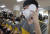 한국의 징병검사 풍경. 한 징병 대상자가 마스크를 착용하고 시력 테스트를 하고 있다. [AP=연합뉴스]