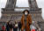 파리 에펠탑 앞에서 한 여성이 마스크를 착용하고 산책하고 있다. [REUTERS=연합뉴스]