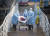 중국 후베이성에서 의료진이 신종 코로나 환자를 임시 야전병원으로 옮기고있다. [신화=연합뉴스]