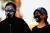 아랍 에미레이트 두바이의 커플이 마스크를 쓰고 나들이하고 있다. [EPA=연합뉴스]