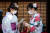 지난 3일 일본 도쿄 센소지에서 기모노를 입은 여성 관광객들이 마스크를 쓴 채 운세를 점치는 '오미쿠지'를 보고 있다. [AFP=연합뉴스] 