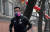 한 베이징 시민이 마스크를 착용하고 거리를 달리고 있다. 지난 1월 27일 이후 베이징에서도 코로나비이러스 사망자가 발생하기 시작했다. [AFP=연합뉴스]