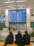 인천국제공항에서 마스크를 쓴 이용객이 입국장을 빠져 나오고 있다. 곽재민 기자