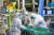 신종 코로나바이러스 환자를 치료하고 있는 중국 후베이성 우한대학 부속 중난병원 의료진. [로이터=연합뉴스]