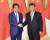 지난해 12월 23일 중국을 방문한 아베 신조(安倍晋三) 일본 총리(왼쪽)가 베이징(北京) 인민대회당에서 시진핑(習近平) 중국 국가 주석과 정상회담을 하기에 앞서 악수하고 있다. [연합뉴스]