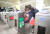 지난 28일 서울교통공사 관계자들이 지하철 5호선 광화문역에서 신종 코로나바이러스 감염증인 '우한 폐렴' 예방 방역작업을 하고 있다. [연합뉴스]