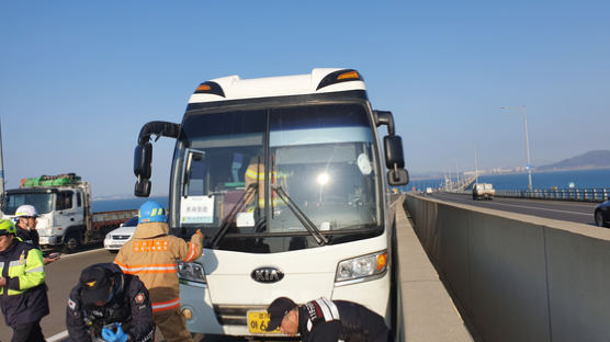 대형 참사 막았다…쓰러진 버스 운전사 대신한 여행가이드에 표창