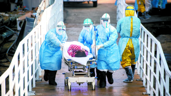 홍콩서 첫 사망자 발생…3700명 탄 일본 크루즈선서 확진자