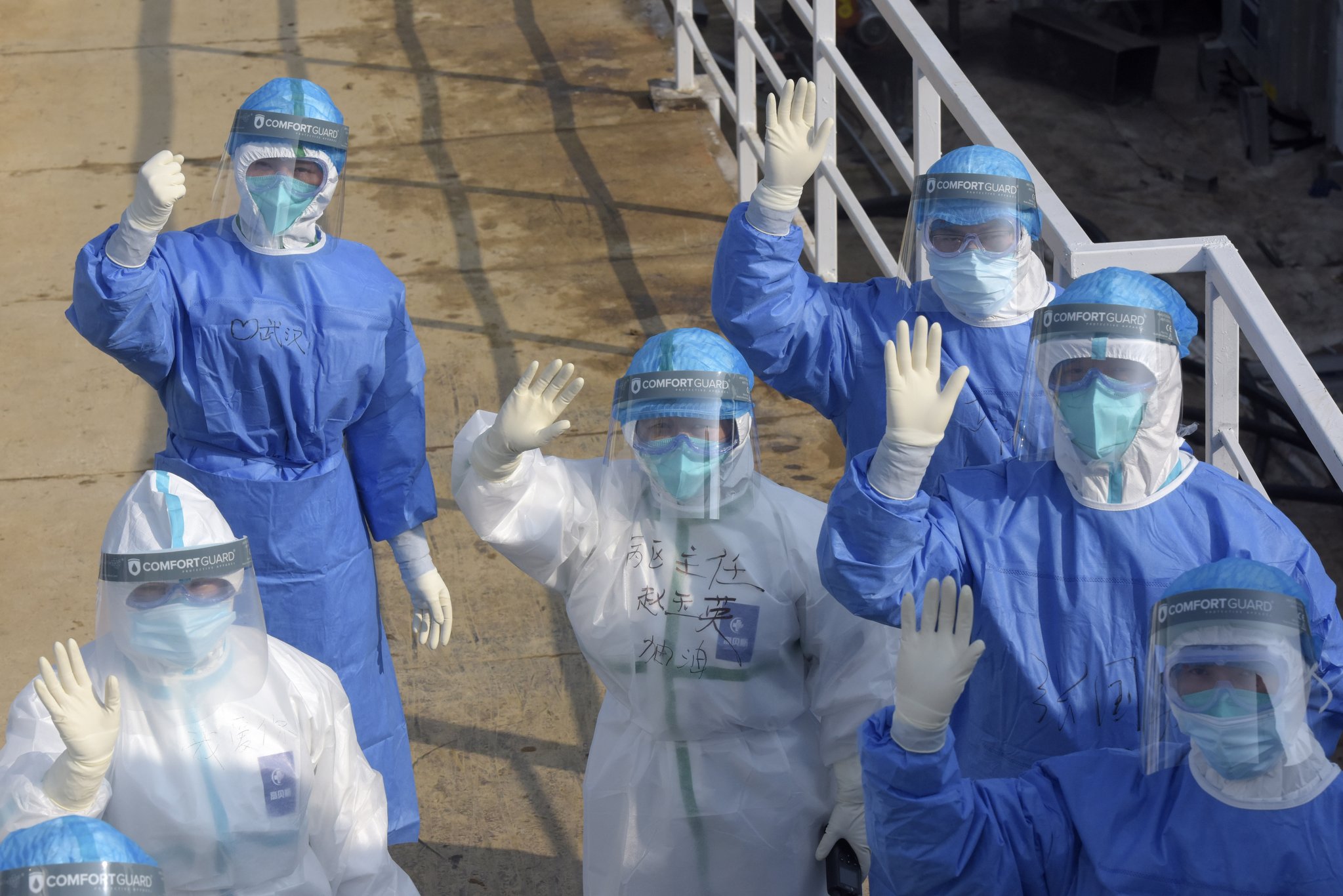 중국 우한에서 신종 코로나바이러스 감염증과 분투를 벌이고 있는 의료진이 카메라를 향해 손을 흔들고 있다. [신화통신=연합뉴스]