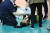 4일 인천 흥국생명전 4세트에 왼 발목 부상을 입고 쓰러진 현대건설 리베로 김연견. [사진 한국배구연맹]