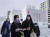 일본 홋카이도 삿포로시 오도리공원에서 눈축제가 한창인 가운데 4일 마스크를 쓴 관광객들이 조형물들을 관람하고 있다. [EPA=연합뉴스]