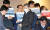조흥식 국민연금기금위 부위원장이 5일 국민연금기금운용위원회에 참석, 마스크를 쓰고 회의실로 들어서고 있다. 뒤로 참여연대 관계자들이 피케팅을 하고 있다. [연합뉴스]