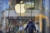 문닫힌 베이징 애플스토어 앞을 지나가는 마스크 낀 남성. [AP=연합뉴스] 